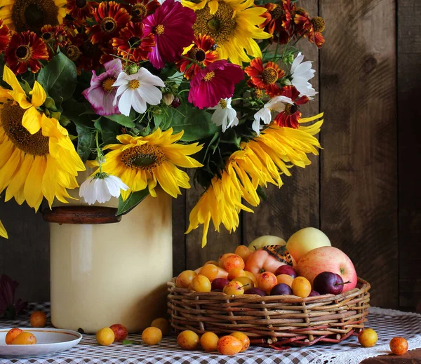 Ayçiçeği, elma ve erikli buket. Çiçekler ve meyvelerle dolu bahçe.