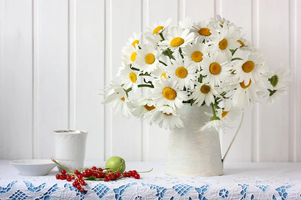 Kytice Zahradních Sedmikrásek Červeného Rybízu Stole Bílá Zátiší Květiny Ovoce — Stock fotografie