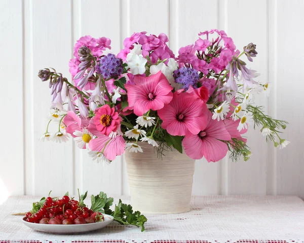 Leichtes Sommerstillleben Mit Einem Strauß Blumen Und Beeren Garten — Stockfoto