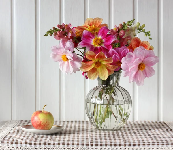 Bouquet Von Dahlien Und Apfel Leichtes Stillleben Gartenblumen Einer Glasvase — Stockfoto