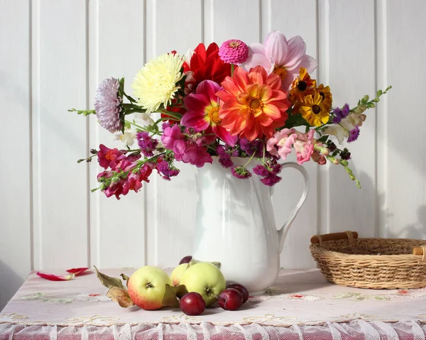 Bodegón Otoño Con Flores Jardín Fruta Sobre Fondo Claro Dalias —  Fotos de Stock