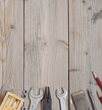  Ahşap zeminde aletler, üst manzara. Merkezdeki metnin için boş boşluk.                              