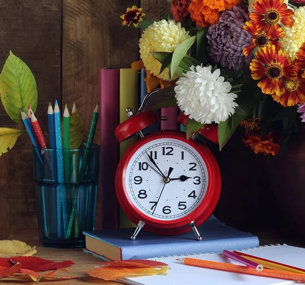 Relógio Alarme Vermelho Buquê Flores Outono Folhas Outono Mesa Volta — Fotografia de Stock