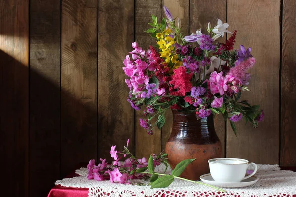 Stillleben Mit Einem Strauß Gartenblumen Und Einer Weißen Tasse Auf — Stockfoto