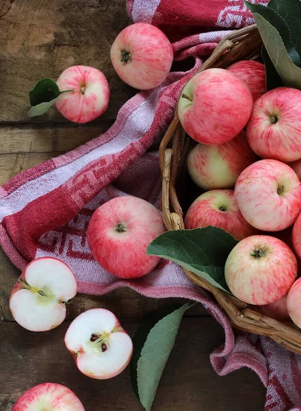 テーブルの上のバスケットにピンクの縞模様のリンゴ トップビュー 表静物 — ストック写真