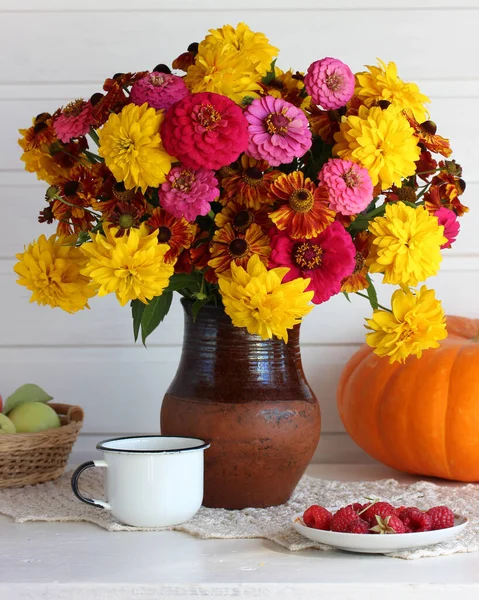 Őszi Fény Csendélet Virágokkal Gyümölcsökkel Asztalon — Stock Fotó