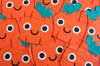 Birbiri üstüne yığılmış bir sürü balkabağı resmi.