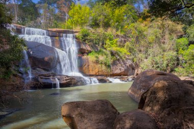 Taştan önplanı olan şelale Tayland 'ın kuzeydoğusundaki ulus parkında yer alıyor..