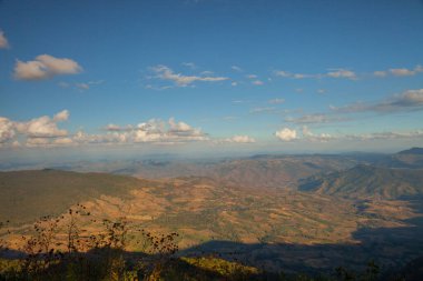 Tayland 'ın kuzeyindeki Tropicana' da bulutlu gökyüzünün altındaki dağ manzarası