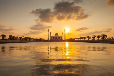 Gün batımında, Tayland 'ın güneyinde bulunan renkli renkli gökyüzünün altında bir cami yansıması.