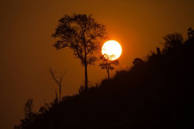 Dağın üstündeki gün batımının renkli gökyüzü manzarası