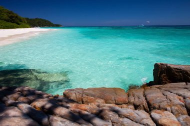 Tropicana 'da okyanusun beyaz kumsalı açık gökyüzünün altında Tayland' ın güneyinde Andaman Denizi 'nde yer alıyor.