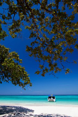 Tropicana 'da okyanusun beyaz kumsalı açık gökyüzünün altında Tayland' ın güneyinde Andaman Denizi 'nde yer alıyor.