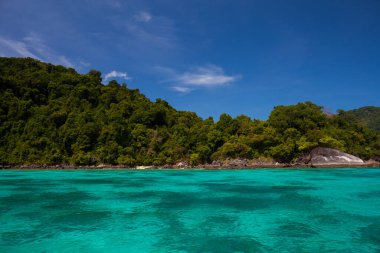 Tayland 'ın güneyindeki Tropicana' da berrak gökyüzü altında okyanus manzarası.