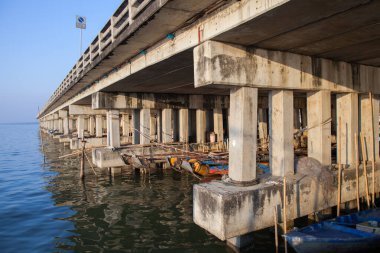 Çimento köprüsü suyun üzerinde duruyor.
