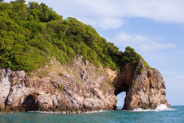 Tayland 'ın güneyindeki tropikal denizde açık gökyüzü olan küçük bir ada dağı.