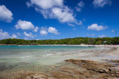 Tropicana 'da okyanusun beyaz kumsalı açık gökyüzünün altında Tayland' ın güneyinde Andaman Denizi 'nde yer alıyor.