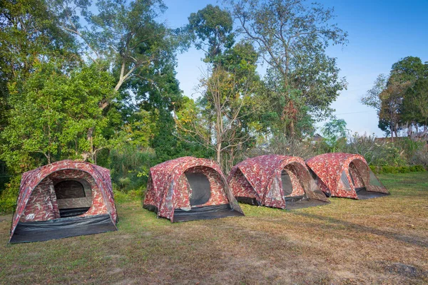 Tienda Campaña Campo Hierba Verde Bajo Cielo Despejado Frente Presa — Foto de Stock