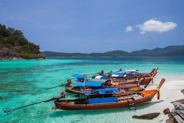 Ein Boot Mit Langem Schwanz Schwimmt Weißen Sandstrand Meer Von — Stockfoto