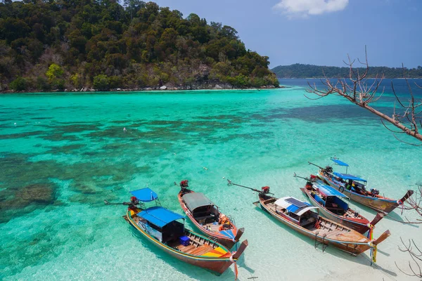 Une Longue Queue Bateaux Flottent Sur Plage Sable Blanc Océan — Photo