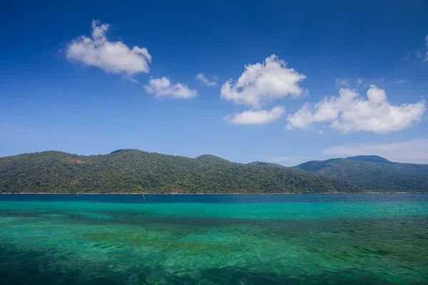 Weißer Sandstrand Meer Von Tropicana Unter Klarem Himmel Und Bergkulisse — Stockfoto