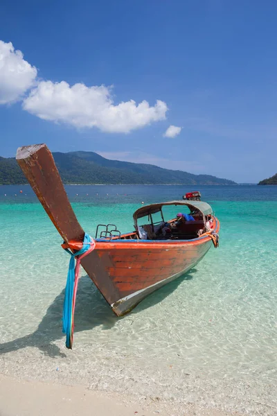 Ein Boot Mit Langem Schwanz Schwimmt Weißen Sandstrand Tropicana Meer — Stockfoto