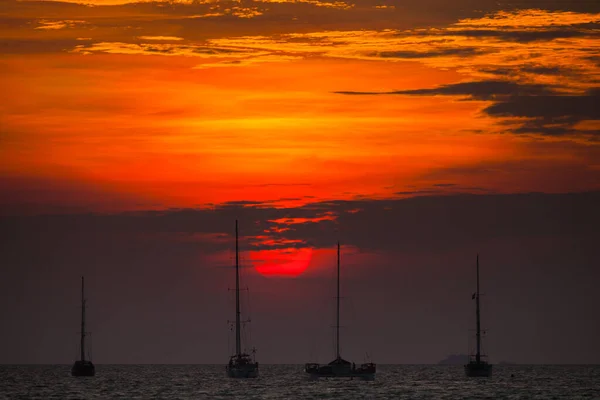 Yachten Schwimmen Auf Dem Meer Unter Lebhaftem Farbenfrohem Himmel Bei — Stockfoto