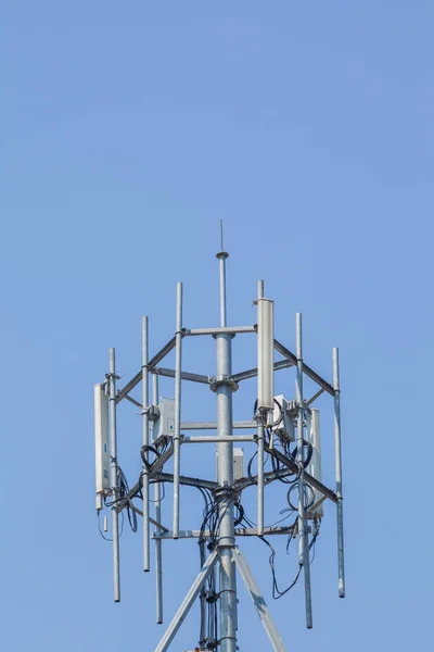 澄んだ空の下での電気通信アンテナ — ストック写真