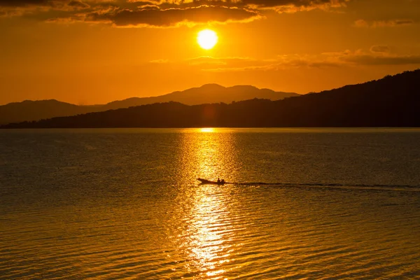 Pôr Sol Silhueta Atrás Reflexão Montanha Água Represa Sob Colorido — Fotografia de Stock