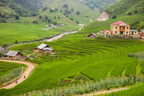 Вид Деревню Вокруг Зеленой Горы Вьетнаме — стоковое фото