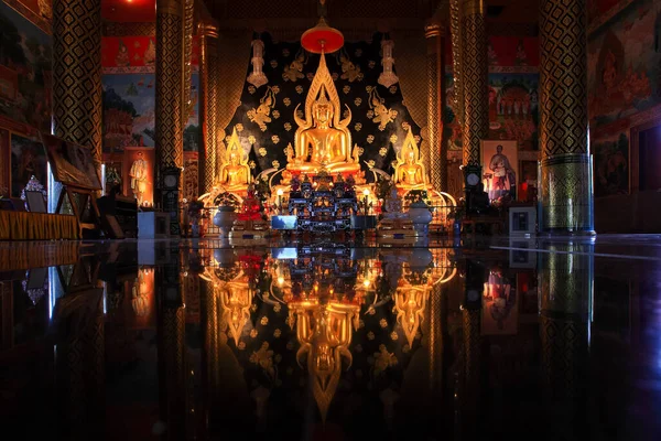 Budda Oro Nel Tempio Relfect Sulla Posizione Terra Thailandia — Foto Stock