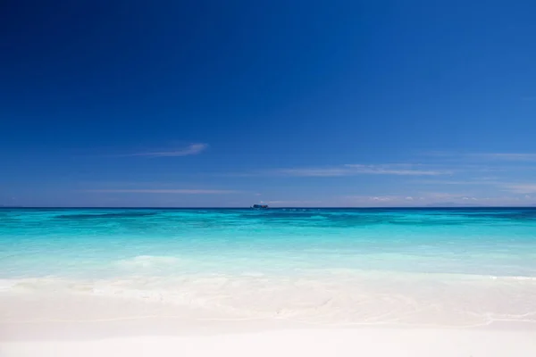 Tropicana 'da okyanusun beyaz kumsalı açık gökyüzünün altında Tayland' ın güneyinde Andaman Denizi 'nde yer alıyor.