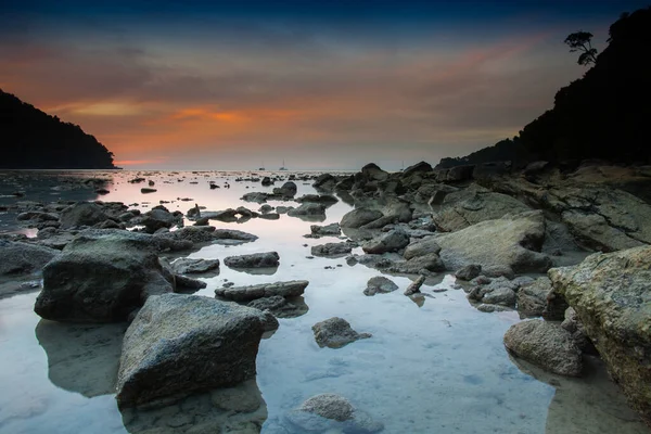 Crepúsculo Tiempo Después Puesta Del Sol Playa Con Piedra Primer — Foto de Stock