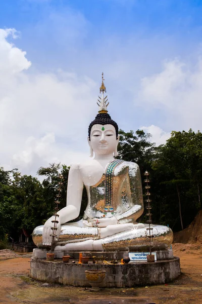 Vit Buddha Med Grumlig Himmel Bakgrund — Stockfoto