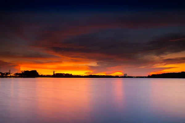 Sylwetka Sunset Refleksji Temat Wody Tamy Pod Kolorowe Niebo Znajduje — Zdjęcie stockowe