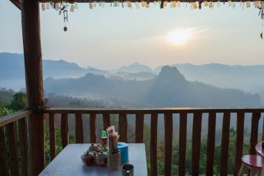 Arkaplan dağ manzaralı ahşap balkon.