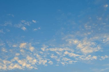 Gökyüzü renkli ve yumuşak beyaz bulutlu