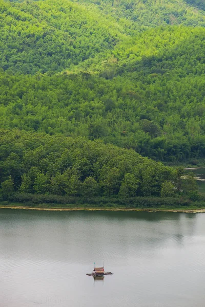 Radeau Flotte Sur Eau Dans Barrage Derrière Vert Fond Montagne — Photo