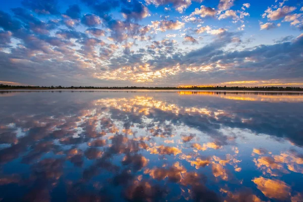 Яскравий Візерунок Хмар Небі Відбиває Воді Час Сходу Сонця Який — стокове фото
