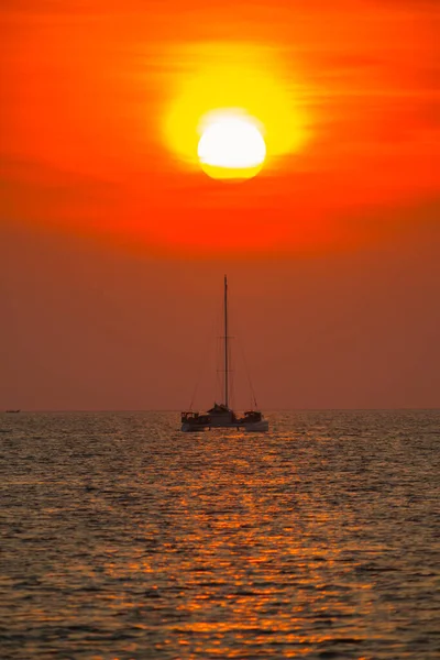 Jacht Parkt Tropischen Meer Bei Sonnenuntergang Spiegelt Sich Auf Dem — Stockfoto