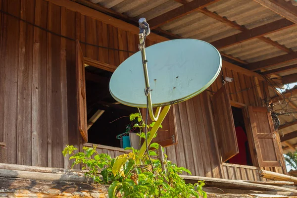 Rádiový Dalekohled Instalovaný Střeše Pod Jasnou Oblohou — Stock fotografie