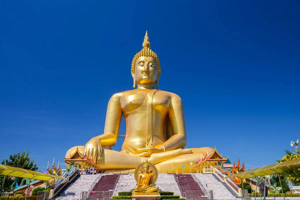 Buddha Dorato Con Sfondo Cielo Limpido Situato Nella Provincia Suphanburee — Foto Stock