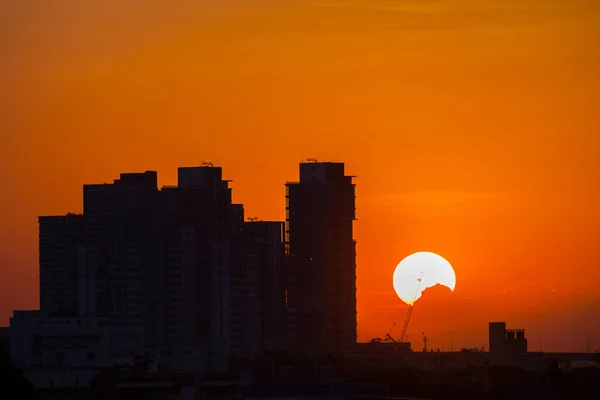 Kota Lanskap Matahari Terbenam Atas Bangunan Bawah Langit Berwarna Warni — Stok Foto