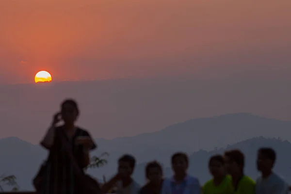 Silueta Grupo Personas Pie Ver Puesta Sol Con Ubicación Montaña —  Fotos de Stock