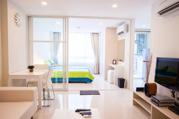 現代のマンションのリビングルームとベッドルーム — ストック写真
