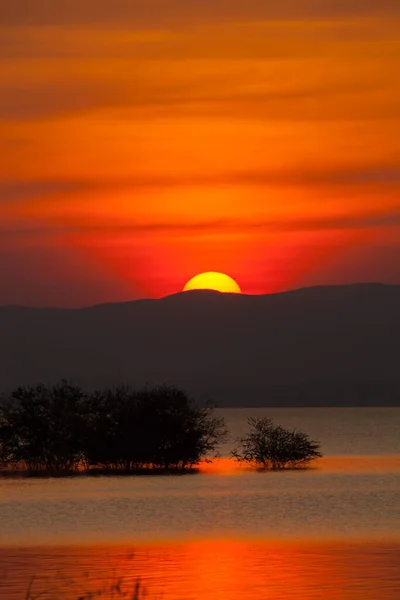 Pôr Sol Silhueta Atrás Reflexão Montanha Água Represa Sob Colorido — Fotografia de Stock