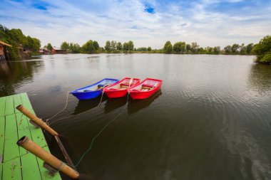Üç renkli plastik uzun tekne parkının manzarası berrak gökyüzünün altında