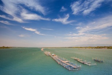 Tayland 'ın doğusunda açık gökyüzünün altında yüzen bir balık çiftliği
