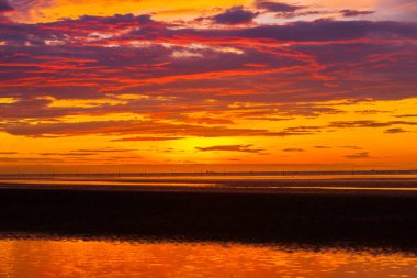 Güneşin doğuşuyla Tayland 'ın güneyindeki güzel kumsalda renkli gökyüzü
