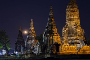 Tayland taşından bir şato. Tayland 'da dolunay altında gece vakti tarihi bir park..